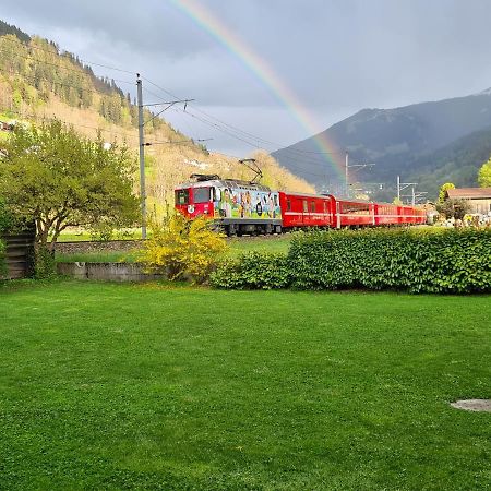 Schönes Studio mit Sitzplatz, mitten im Prättigau Jenaz Exterior foto
