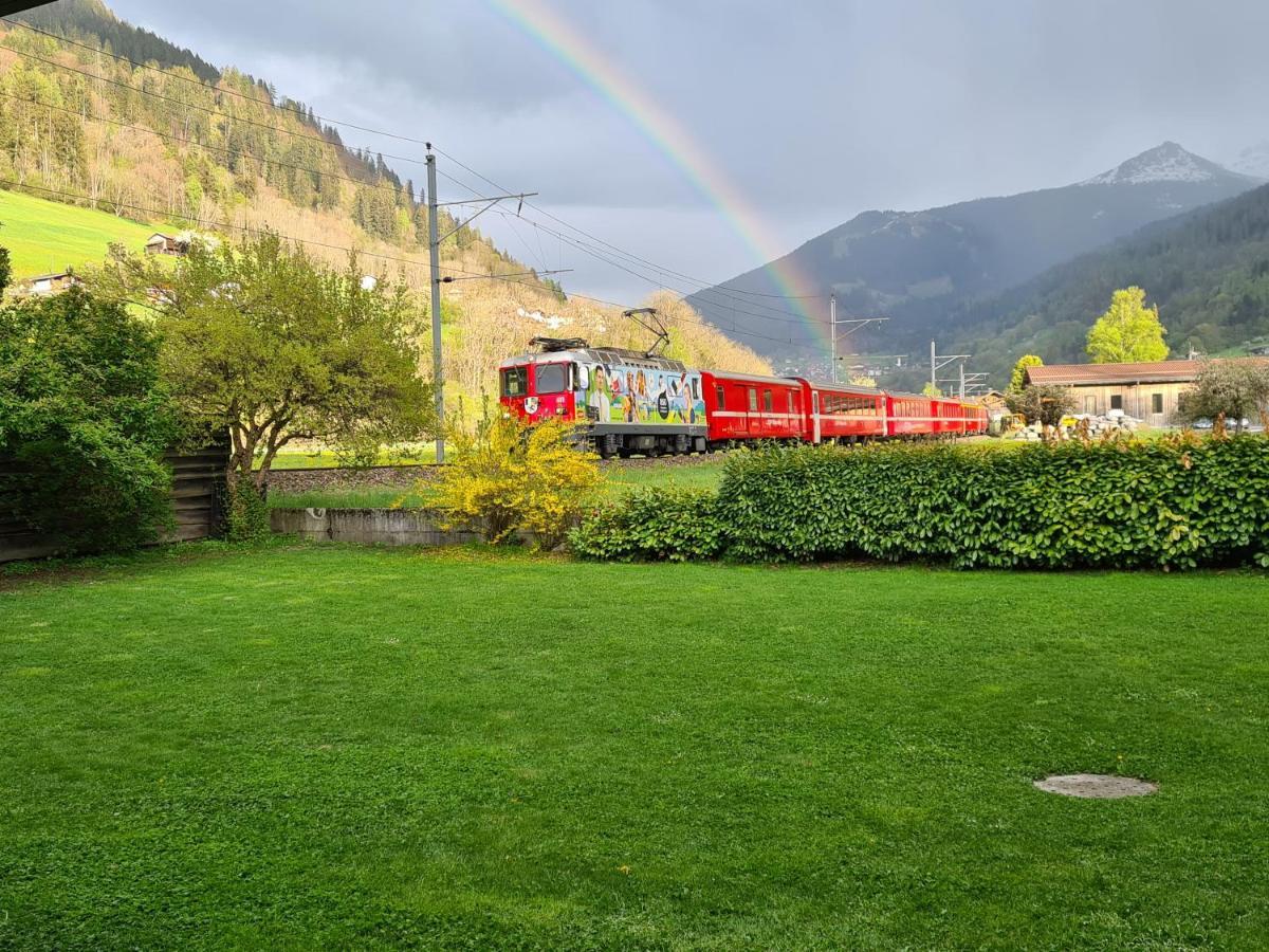 Schönes Studio mit Sitzplatz, mitten im Prättigau Jenaz Exterior foto