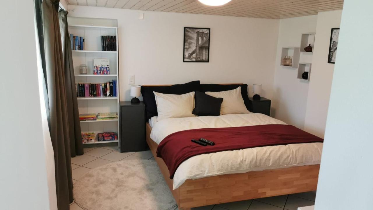 Schönes Studio mit Sitzplatz, mitten im Prättigau Jenaz Exterior foto