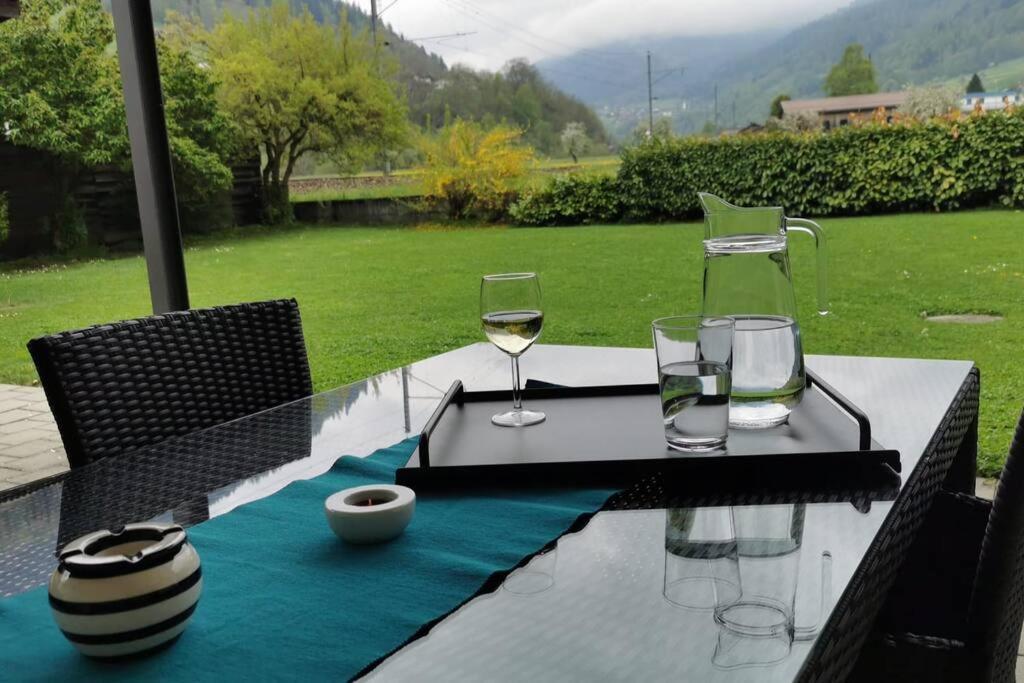 Schönes Studio mit Sitzplatz, mitten im Prättigau Jenaz Exterior foto