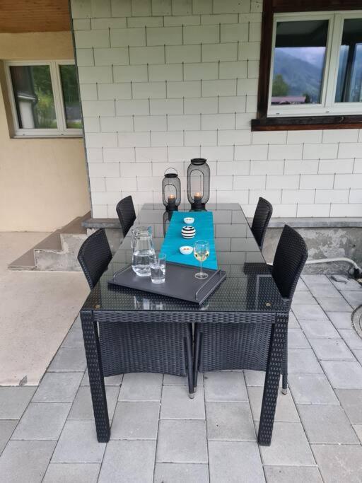 Schönes Studio mit Sitzplatz, mitten im Prättigau Jenaz Exterior foto
