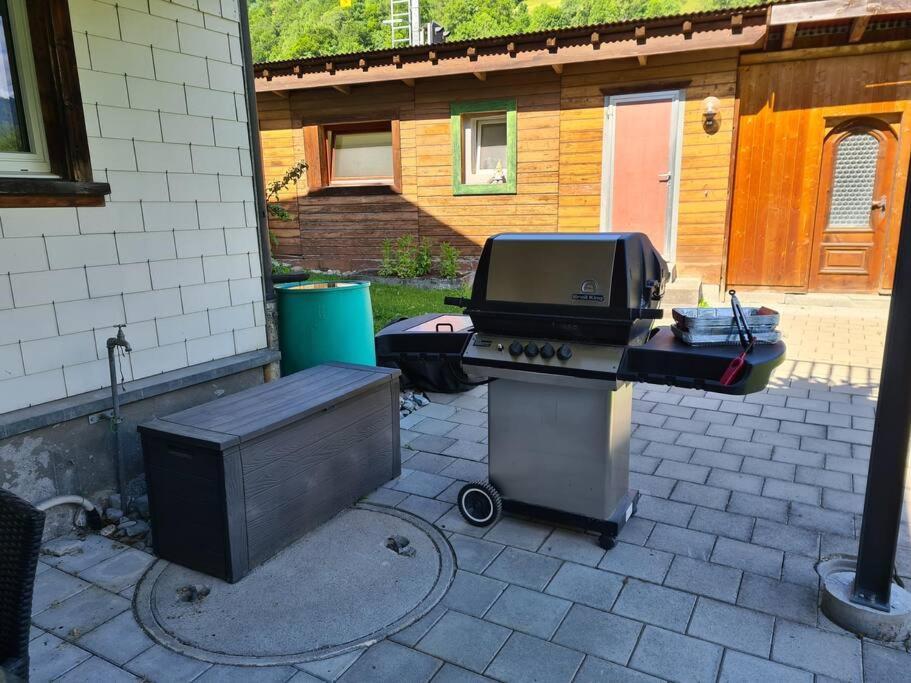 Schönes Studio mit Sitzplatz, mitten im Prättigau Jenaz Exterior foto