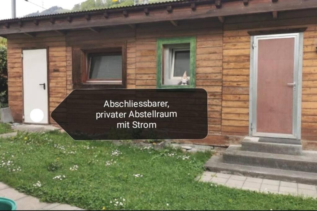 Schönes Studio mit Sitzplatz, mitten im Prättigau Jenaz Exterior foto