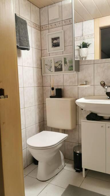 Schönes Studio mit Sitzplatz, mitten im Prättigau Jenaz Exterior foto