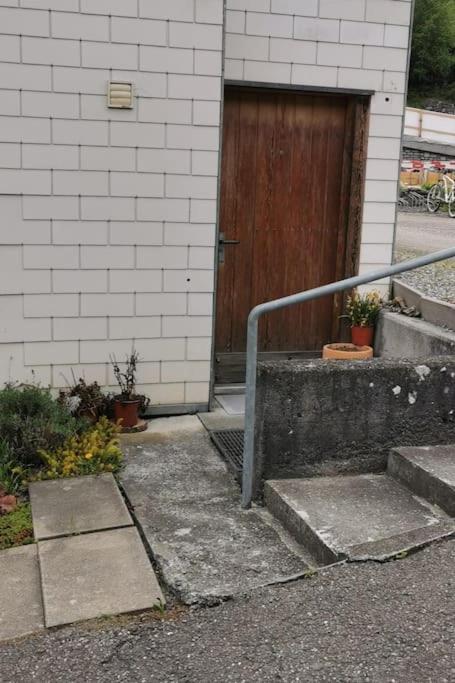 Schönes Studio mit Sitzplatz, mitten im Prättigau Jenaz Exterior foto