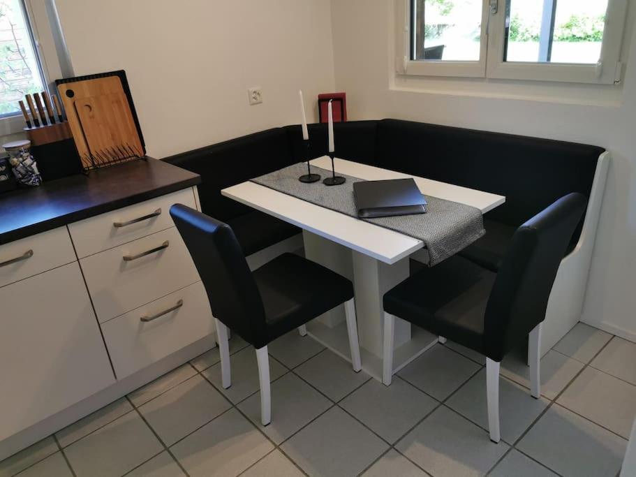 Schönes Studio mit Sitzplatz, mitten im Prättigau Jenaz Exterior foto
